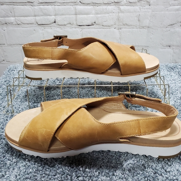 UGG - Picture 3 of 8